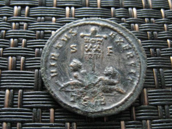 Constantine II 316-340 AD AE3 Two Captives Thessalonica mint